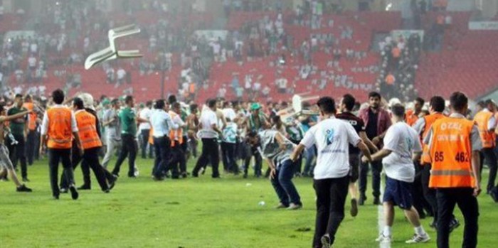 Quaresma'yı linç edilmekten Tolga Zengin kurtardı