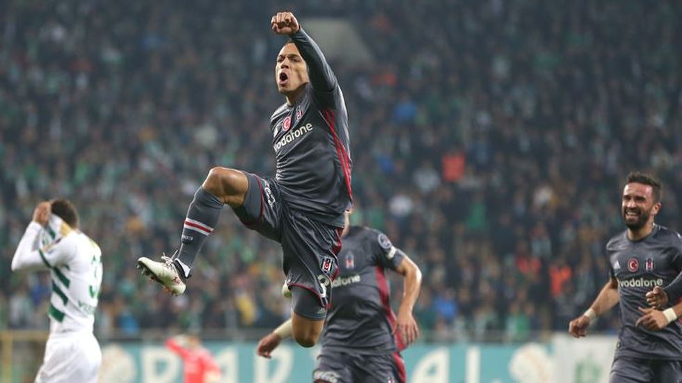 Adriano'dan 32 milyonluk ret!