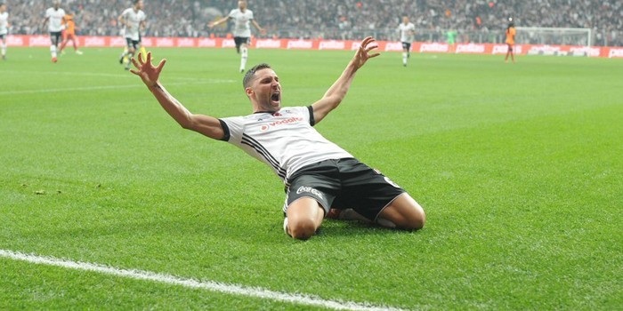 Tosic Kendini Yakmış!