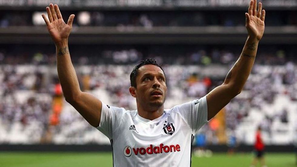 Beşiktaş'ta Adriano depremi!