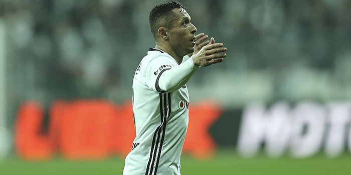 Adriano'ya bomba teklif!