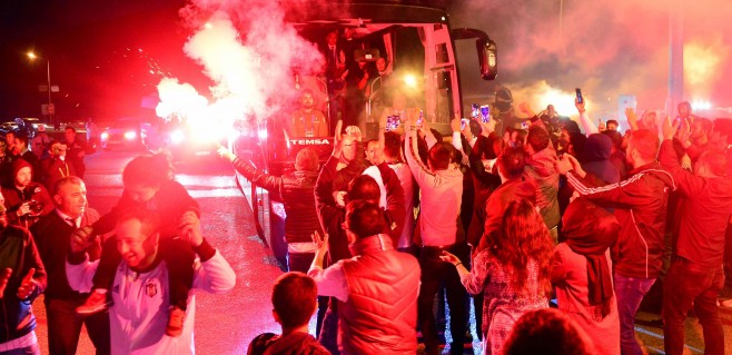 Beşiktaş meşalelerle karşılandı
