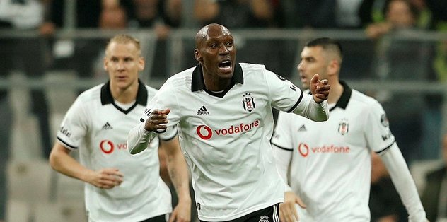 Atiba 200. lig maçında