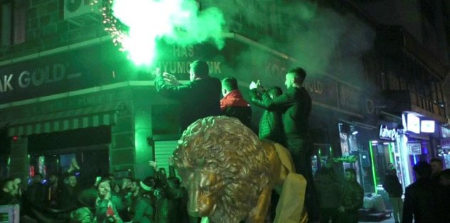 Beşiktaş - Galatasaray derbisinde taraftar resitali!