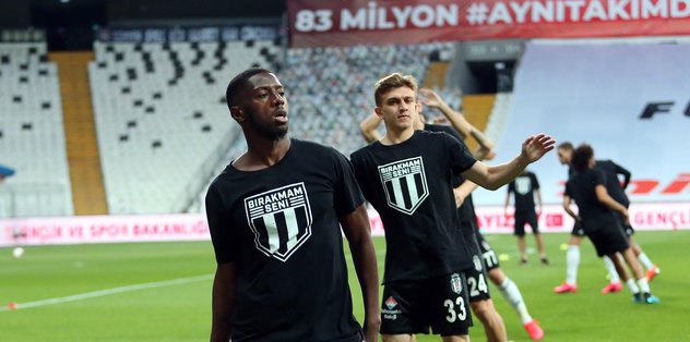 Beşiktaş ısınmaya #BırakmamSeni tişörtleriyle çıktı