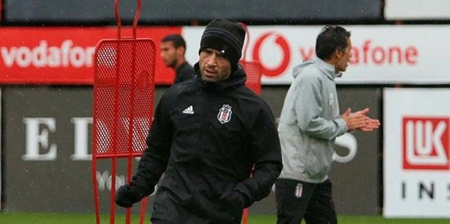 Beşiktaş sağanak yağmur altında çalıştı