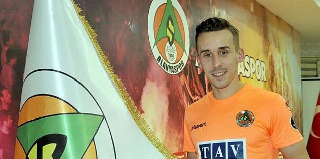 Beşiktaş Sural'ın ismini bir maçlığına tribüne verdi