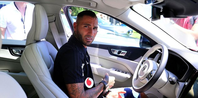 Beşiktaşlı futbolculara araba hediyesi