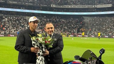 Beşiktaş'tan Toprak Razgatlıoğlu'na Ödül Töreni