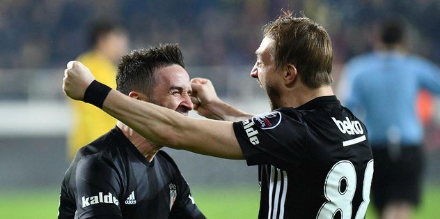 Beşiktaş Caner Erkin ve Gökhan Gönül'le uzatıyor
