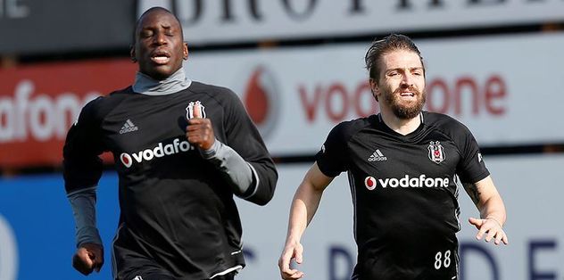 Demba ve Caner sahneye çıkıyor