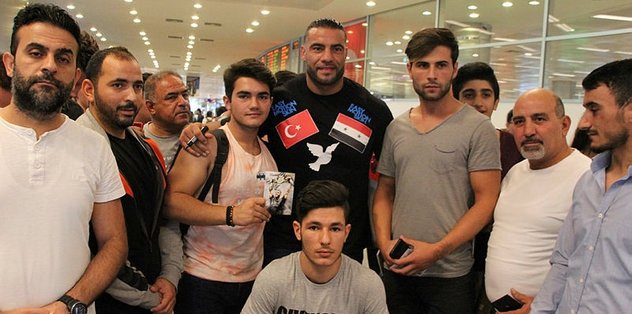 Dünya şampiyonu boksörden Mesut Özil'e destek