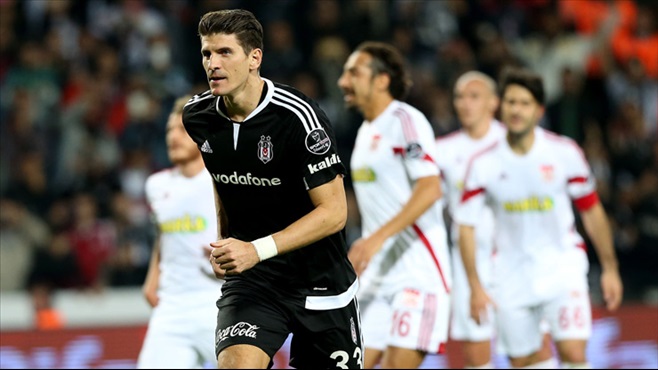 Gomez bir tek İlhan Mansız'ı geçemedi!