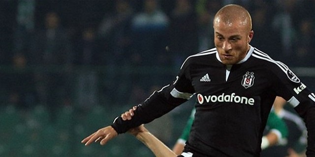 Sahne sırası Gökhan Töre'de