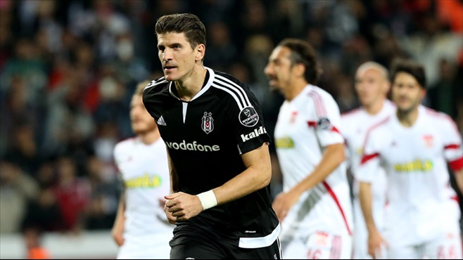 Mario Gomez, Van Persie'yi tahtından indirdi