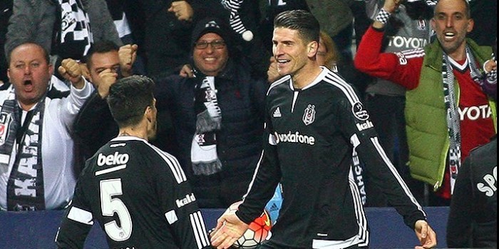 Hem Gomez’i hem de Sosa’yı takip ediyor