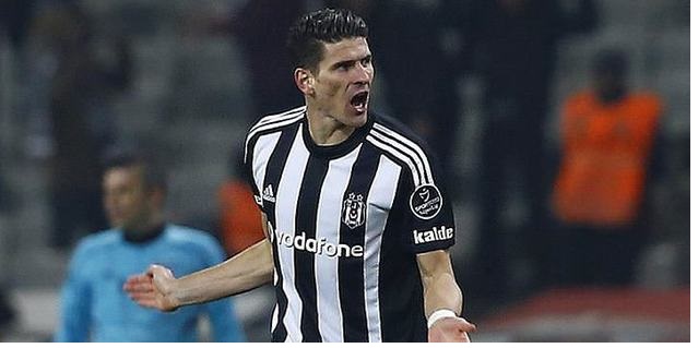 Gomez atıyor taraftar izliyor