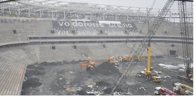 Arena'da vinçler tek tek sökülüyor