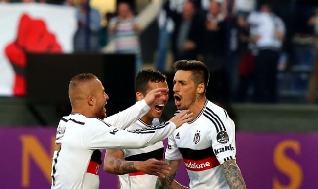 Beşiktaş'tan Sosa ve Gökhan Töre'ye Şartlı Tahliye