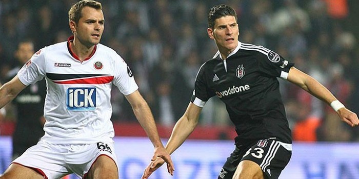 Gomez Persie'yi Solladı