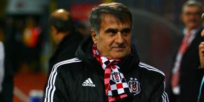 Kartı da Görüyoruz Tekme de Yiyoruz