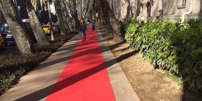 Yollarına Kırmızı Halı
