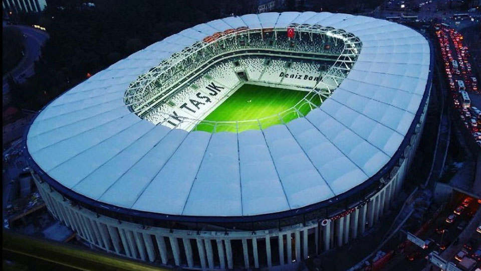 Vodafone Arena'da kartlar havada uçuştu