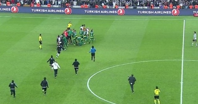 Uzatma dakikalarında saha karıştı! 2 kırmızı kart çıktı!