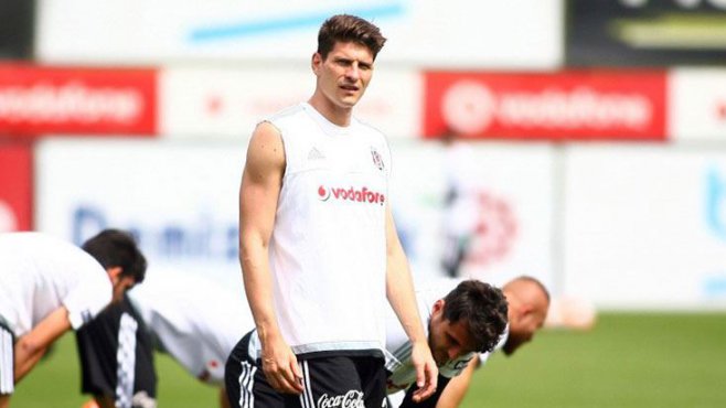 Gomez İçin Saat İşliyor