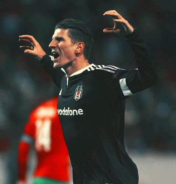 Messi'ye kafa tutuyor