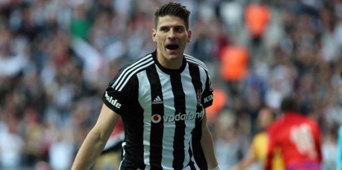 Topu Gomez'e atın gerisine karışmayın