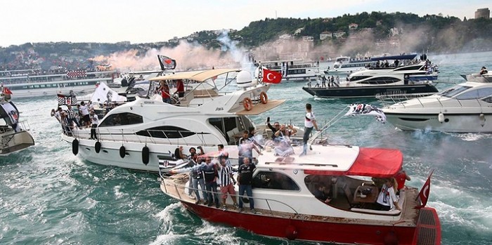 Beşiktaş taraftarı, Fenerbahçe için denize kupa attı!