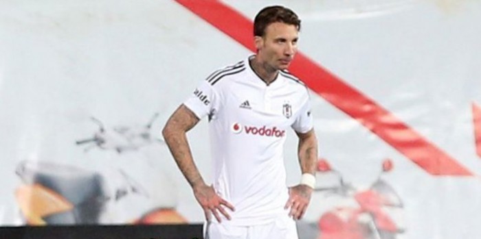 Alexis Kulüp Bakıyor