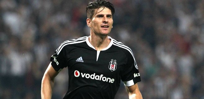 Gomez'in menajeri Beşiktaş'ta can sıkıyor