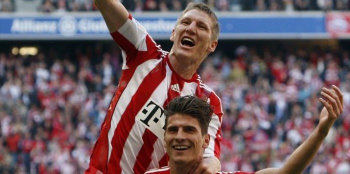 Mario Gomez, Schweinsteiger'i Omuzladı, Geliyor !