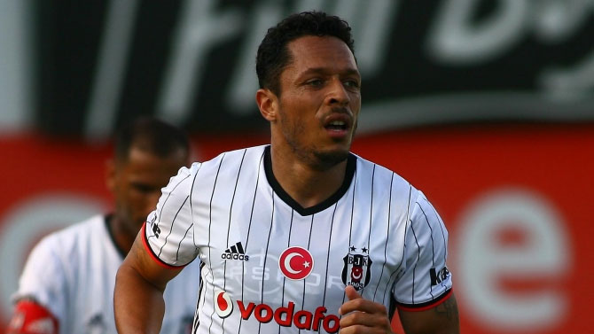 Adriano ayrılık iddialarına yanıt verdi!