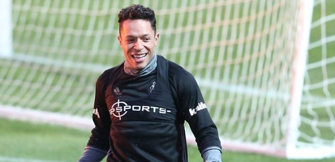 Beşiktaş'ta Adriano bombası!