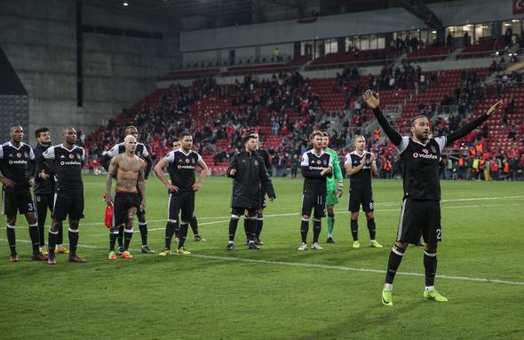 Cenk Tosun, Mario Gomez'i 3'e katladı