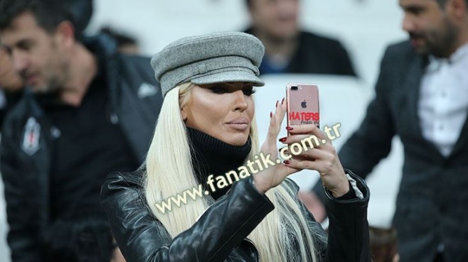 Jelena Yenge Van Persie'ye gereken dersi verdi!