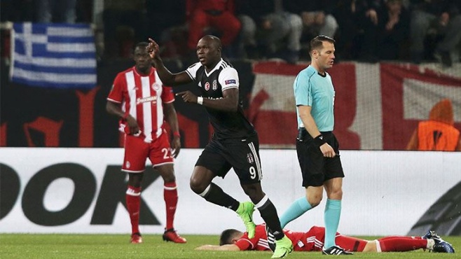 Aboubakar Demba Ba'yı kovalıyor!