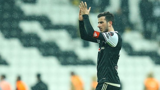 Ünlü futbol duayeni Oğuzhan'ı izledi!