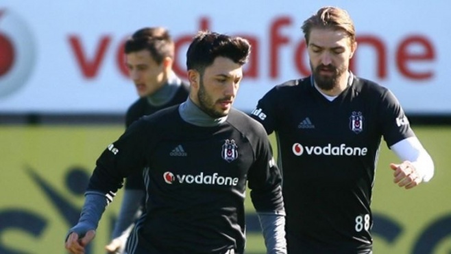 Tolgay Arslan Şenol Güneş'in eline bakıyor!