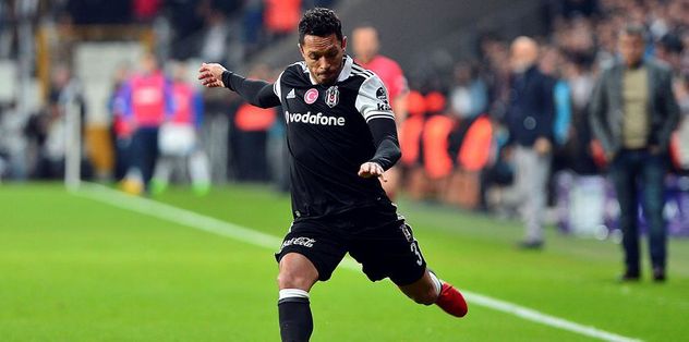 Adriano transfere açık kapı bıraktı!