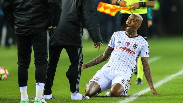 Talisca Lionel Messi'yi yakaladı!