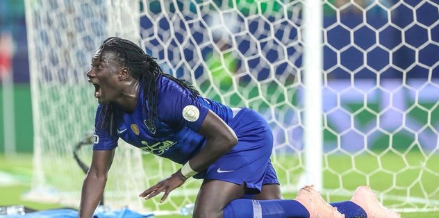 Gomis hem atıyor hem kaçırıyor!