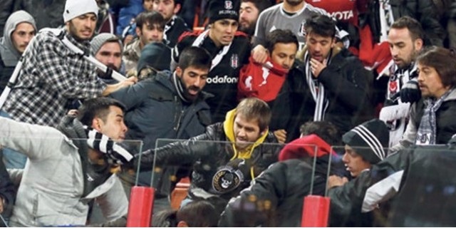 Destek için geldi, tribünde dayak yedi