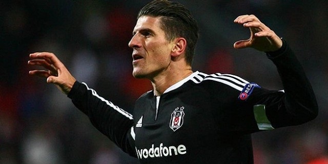 Gomez ve Eto'o kapışıyor