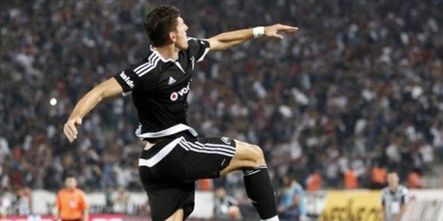 Mario Gomez, Demba Ba'yı solladı