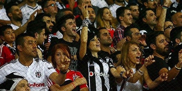 Taraftarlar şov yaptı