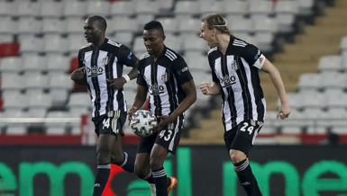 Mensah forma bekliyor